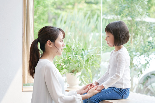 5 Tips menghadapi gaya parenting keluarga yang berbeda- beda
